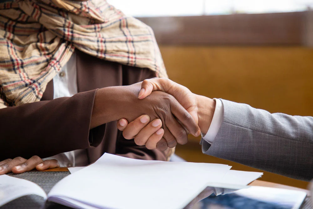 Can a Muslim Woman or Man Greet Their Gayre Mahram By Shaking Hands?